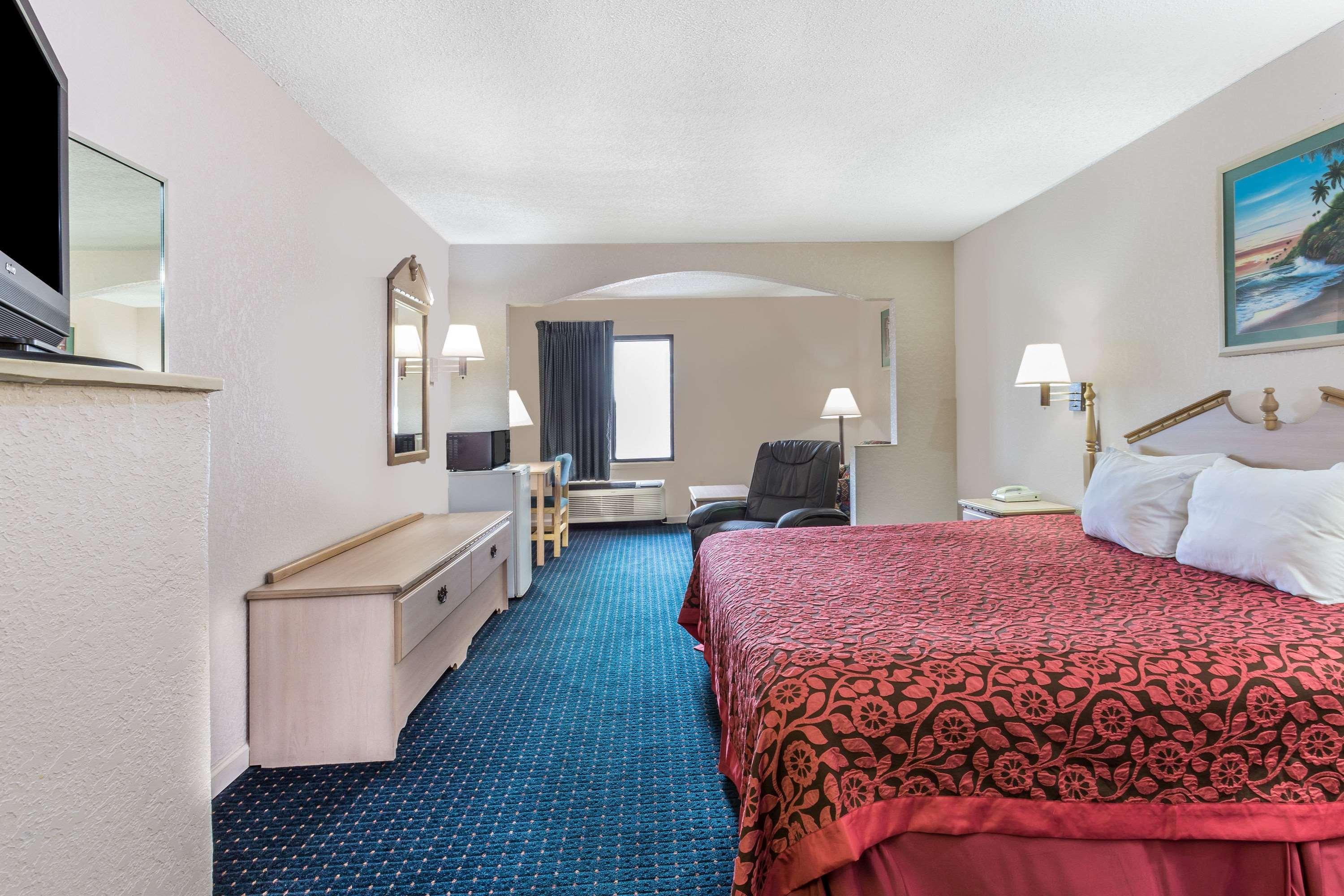Days Inn By Wyndham Panama City/Callaway Exterior photo