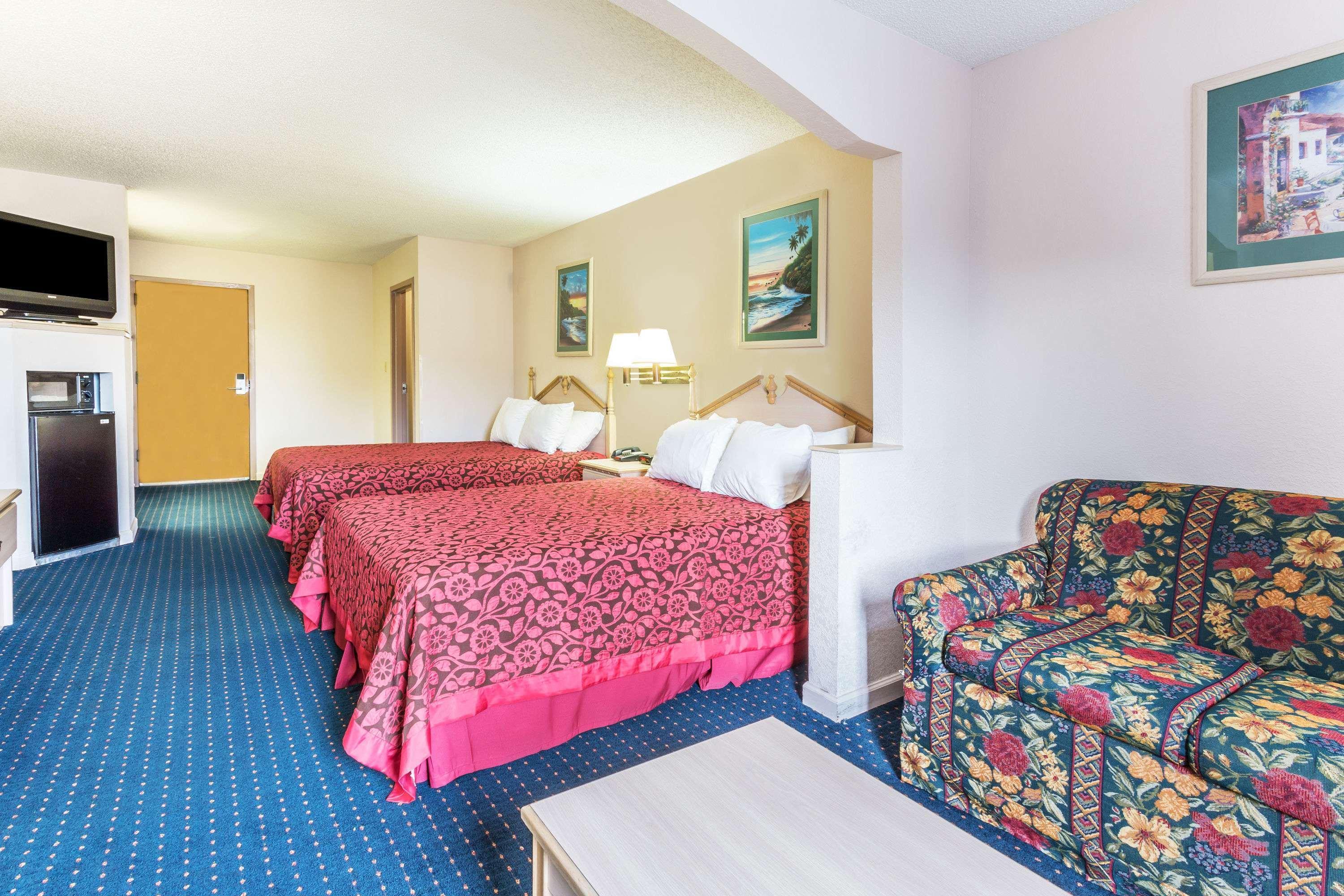 Days Inn By Wyndham Panama City/Callaway Exterior photo