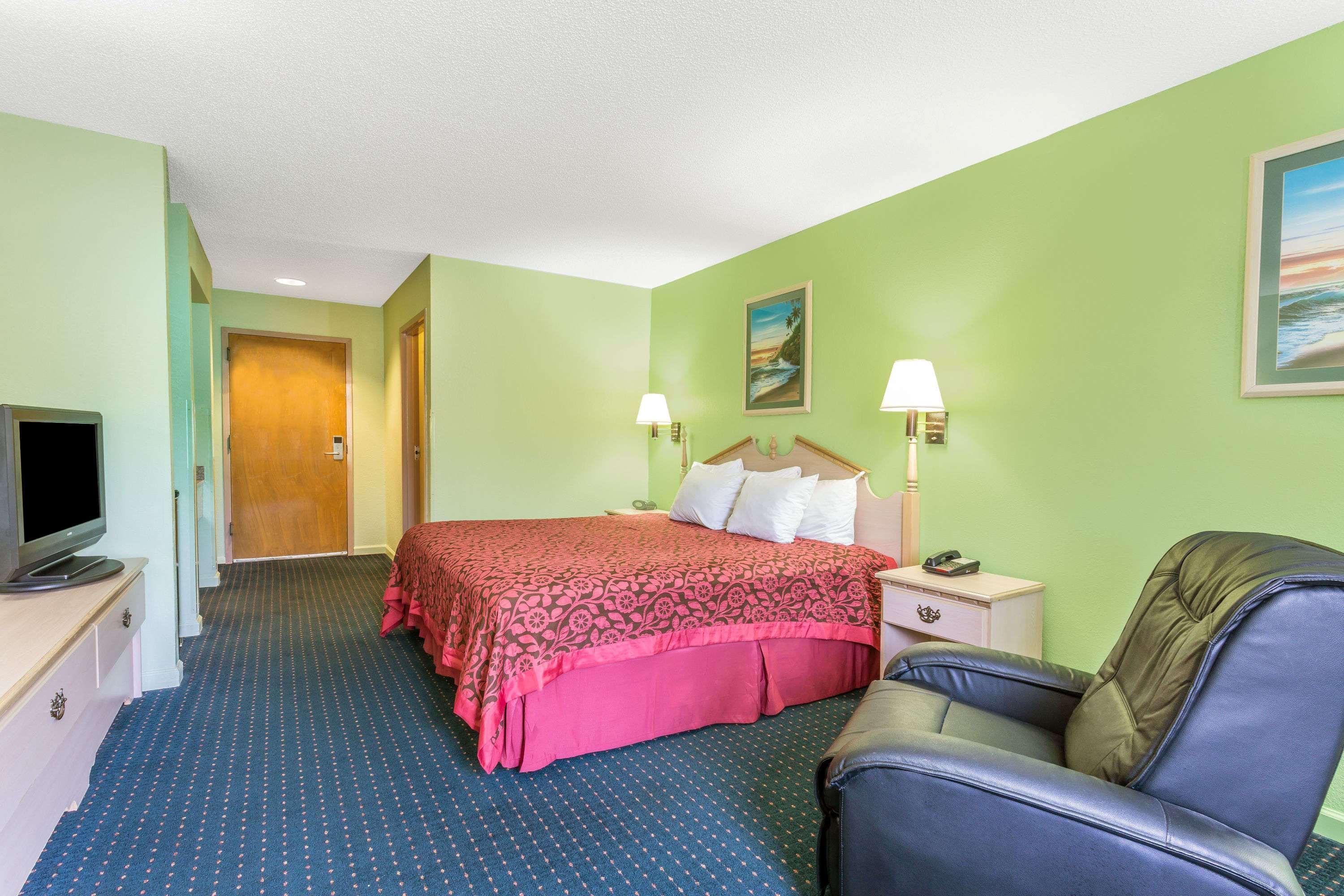 Days Inn By Wyndham Panama City/Callaway Exterior photo