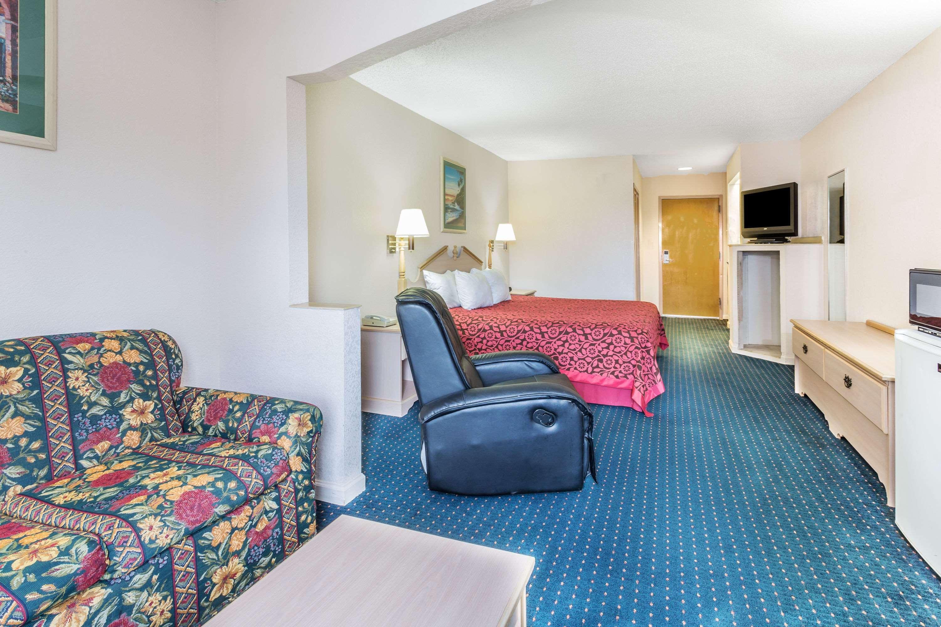 Days Inn By Wyndham Panama City/Callaway Exterior photo