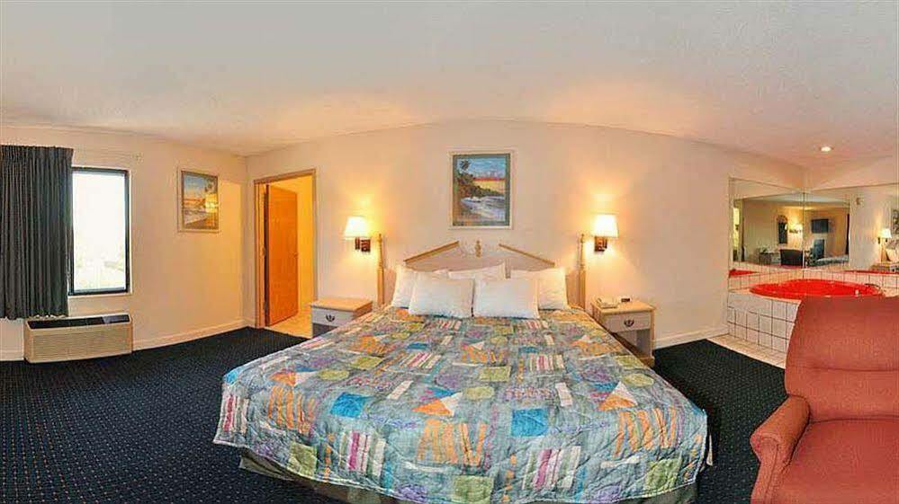 Days Inn By Wyndham Panama City/Callaway Exterior photo
