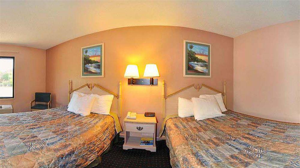 Days Inn By Wyndham Panama City/Callaway Exterior photo